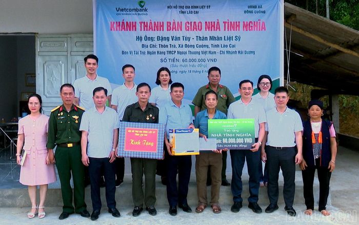 Hội Hỗ trợ gia đình liệt sĩ tỉnh cùng lãnh đạo xã Đông Cuông và nhà tài trợ bàn giao nhà cho gia đình ông Đặng Văn Tùy.