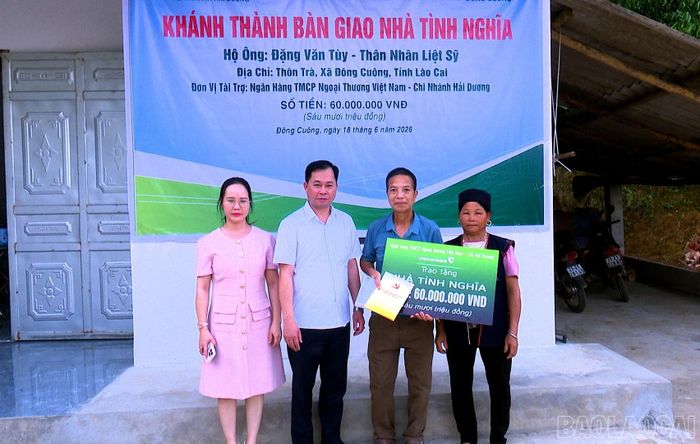 Lãnh đạo xã Đông Cuông trao tặng quà động viên thân nhân gia đình liệt sĩ.