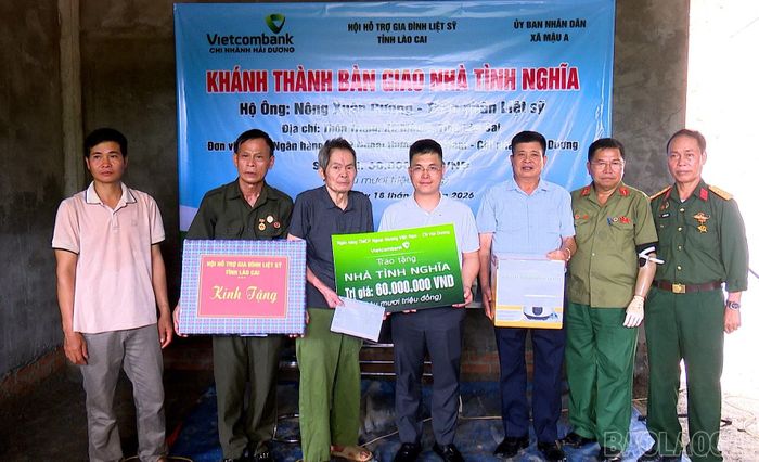 Hội Hỗ trợ gia đình liệt sĩ tỉnh cùng nhà tài trợ trao tiền hỗ trợ cho gia đình ông Nông Xuân Cường.