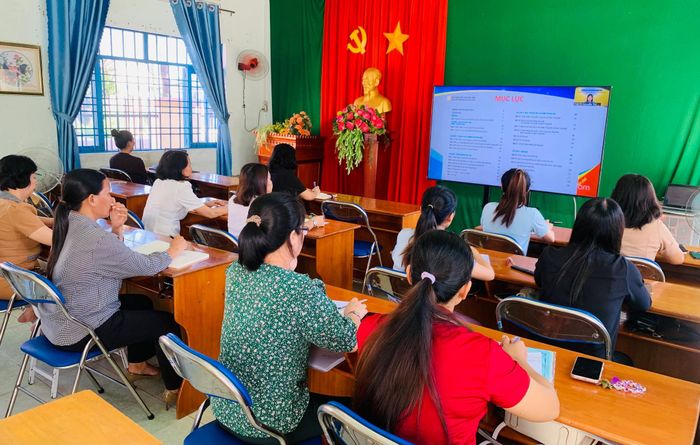 Giáo viên Trường Tiểu học Tiến Lợi tập huấn bộ SGK thống nhất