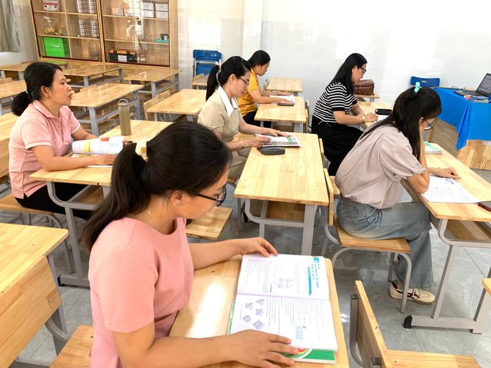 Giáo viên Trường THCS Nguyễn Đình Chiểu tập huấn bộ SGK thống nhất