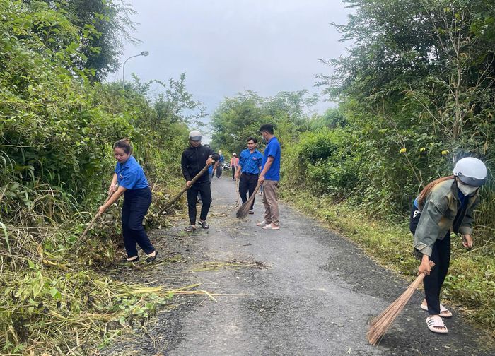 Với sự phát động của chị H’Xíu, đoàn viên thanh niên tích cực dọn vệ sinh đường làng, ngõ xóm định kỳ hàng tháng.