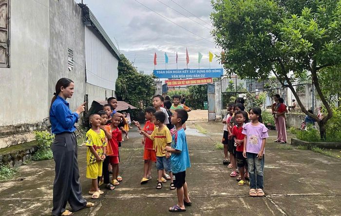 Chị H’Xíu BKrông tổ chức sinh hoạt hè cho các em thanh thiếu niên trong bon