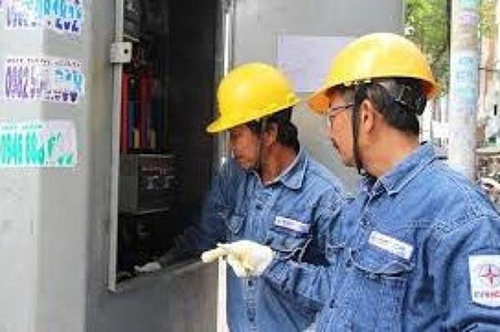 Ngành điện lực thực hiện bảo trì hệ thống lưới điện định kỳ để đảm bảo vận hành an toàn.