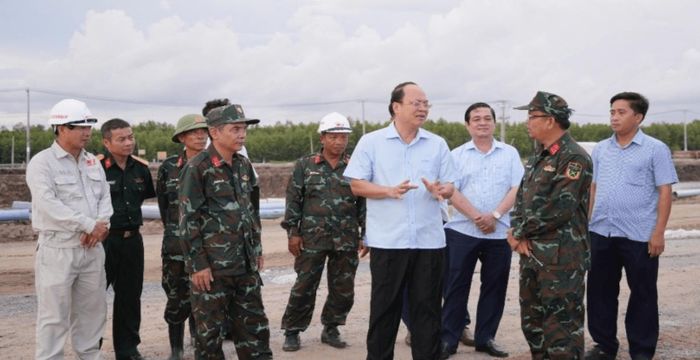 Bí thư Tỉnh ủy Nguyễn Hồ Hải (thứ 4, từ phải) cùng đoàn công tác khảo sát tiến độ thi công Dự án đường giao thông ra đảo Hòn Khoai. Ảnh: Cổng TTĐT tỉnh Cà Mau