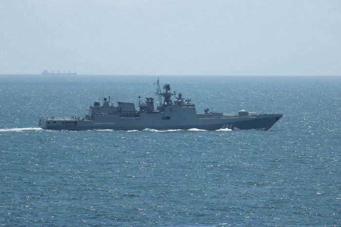 Tàu hộ vệ Admiral Grigorovich của Hải quân Nga bắn cảnh cáo bằng súng bộ binh gần du thuyền Bright Future trên eo biển Manche ngày 16/6. Ảnh: Telegram/Hải quân Nga