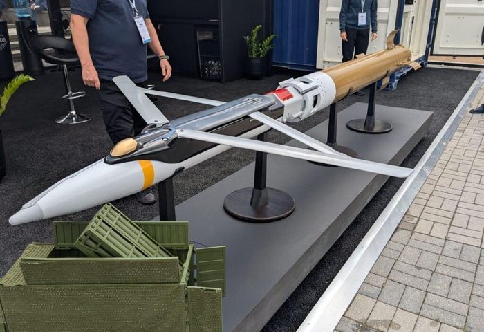 Một mẫu bom đường kính nhỏ phóng từ mặt đất GLSDB do Saab/Boeing phát triển được trưng bày tại MSPO 2025. Ảnh: P Felstead.