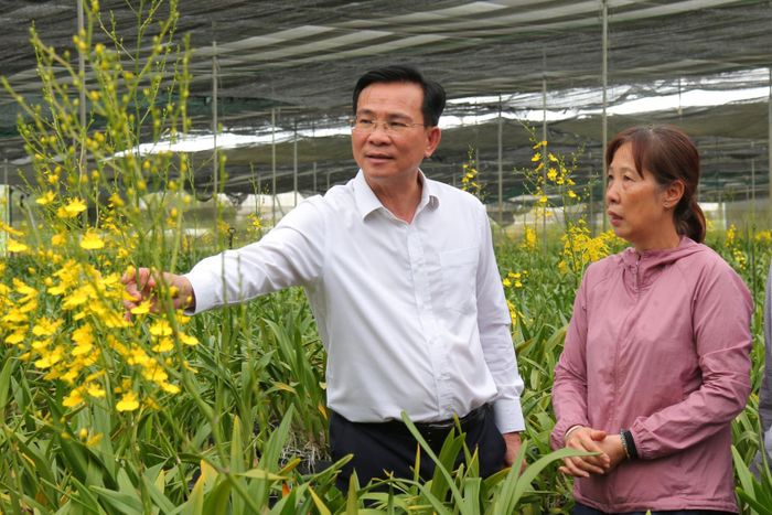 Ủy viên Ban Chấp hành Trung ương Đảng, Phó Bí thư Tỉnh ủy, Chủ tịch UBND tỉnh Lâm Đồng Hồ Văn Mười thăm mô hình trồng hoa lan của Công ty TNHH Nova (Lâm Đồng)