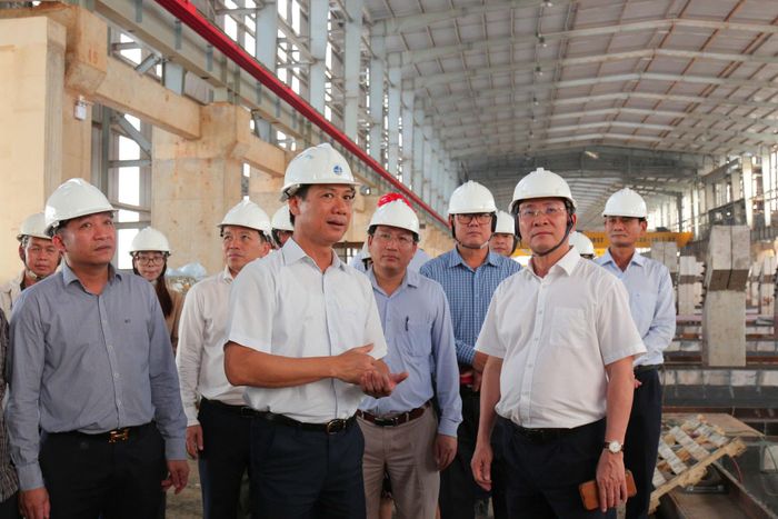 Ủy viên Ban Chấp hành Trung ương Đảng, Phó Bí thư Tỉnh ủy, Chủ tịch UBND tỉnh Lâm Đồng kiểm tra tiến độ tại Nhà máy Điện phân nhôm Đắk Nông