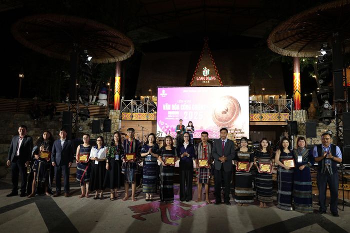 Ban Tổ chức trao cờ lưu niệm cho các đội tham gia liên hoan