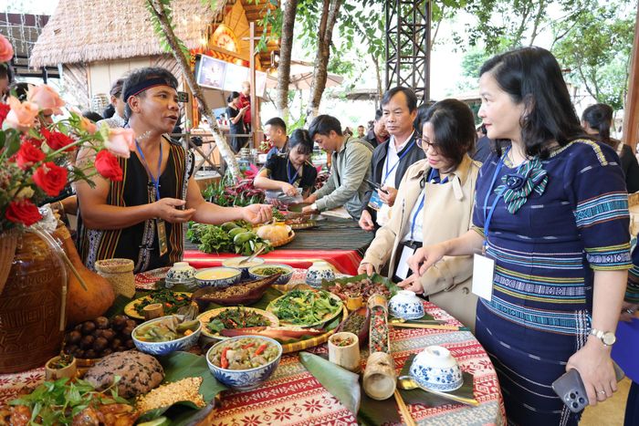 Lãnh đạo phường Lang Biang - Đà Lạt nghe giới thiệu về các món ăn truyền thống của đồng bào dân tộc bản địa