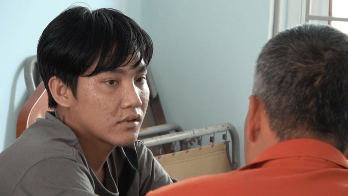Các trinh sát làm việc với đối tượng Phan Bá Tây