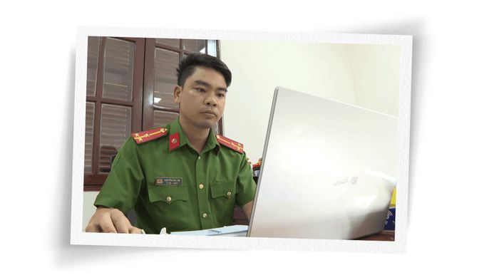 Các trinh sát theo dõi từng dấu vết dù là nhỏ nhất trong vụ án