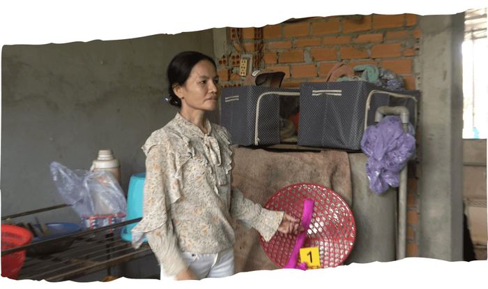 Đối tượng Nguyễn Thị Cẩm thực nghiệm, chỉ lại quá trình giấu chiếc vali tại nhà ông Thảo