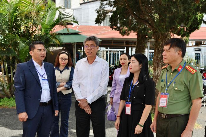Đồng chí Nguyễn Minh, Tỉnh ủy viên, Phó Chủ tịch UBND tỉnh, Trưởng Ban Chỉ đạo Kỳ thi tốt nghiệp THPT năm 2026 tỉnh Lâm Đồng kiểm tra công tác chấm thi tại Trường THPT Bùi Thị Xuân, phường Xuân Hương - Đà Lạt