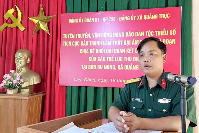 Thượng tá Đỗ Văn Tráng, Bí thư Đảng ủy Đoàn KTQP 726 tuyên truyền chủ trương, đường lối của Đảng, chính sách, pháp luật của Nhà nước về quốc phòng - an ninh