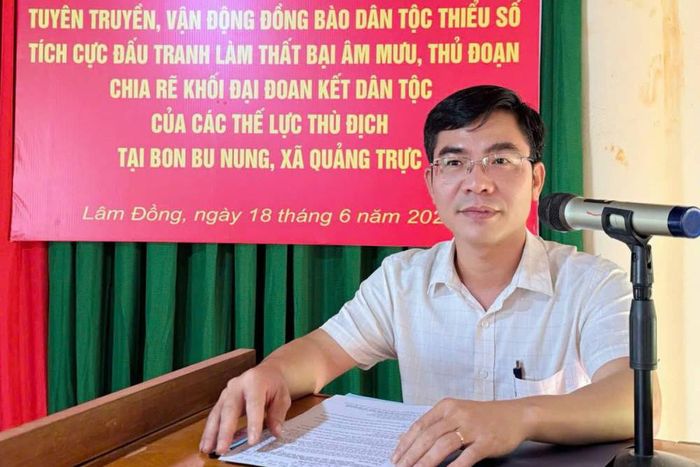 Cán bộ xã Quảng Trực tuyên truyền Nhân dân đấu tranh phản bác thông tin xấu độc trên mạng xã hộ