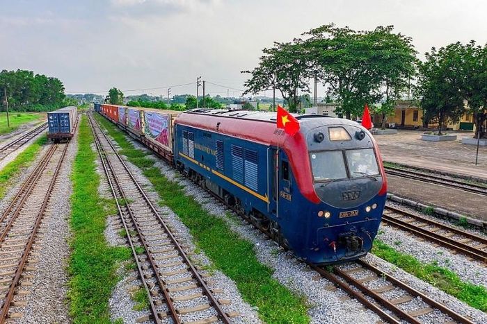 Hệ thống hạ tầng kỹ thuật điện đang được lên phương án di dời để phục vụ dự án đường sắt Lào Cai - Hà Nội - Hải Phòng.