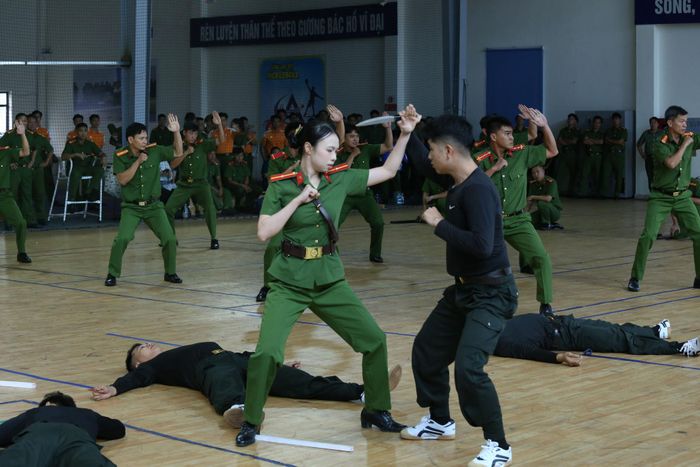 Các vận động viên nữ tham gia nội dung thi đấu với quyết tâm rất cao