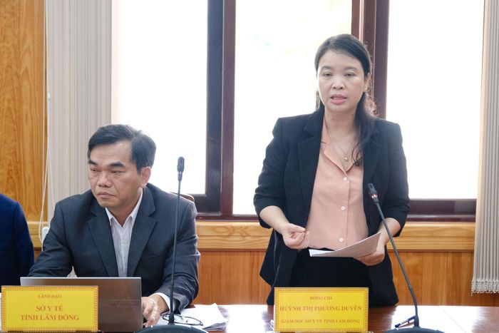 Đại diện lãnh đạo Sở Y tế báo cáo tiến độ thực hiện chương trình