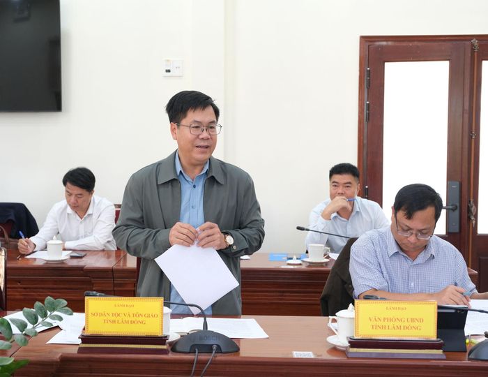 Đại diện lãnh đạo Sở Dân tộc và Tôn giáo nêu ý kiến tại buổi làm việc