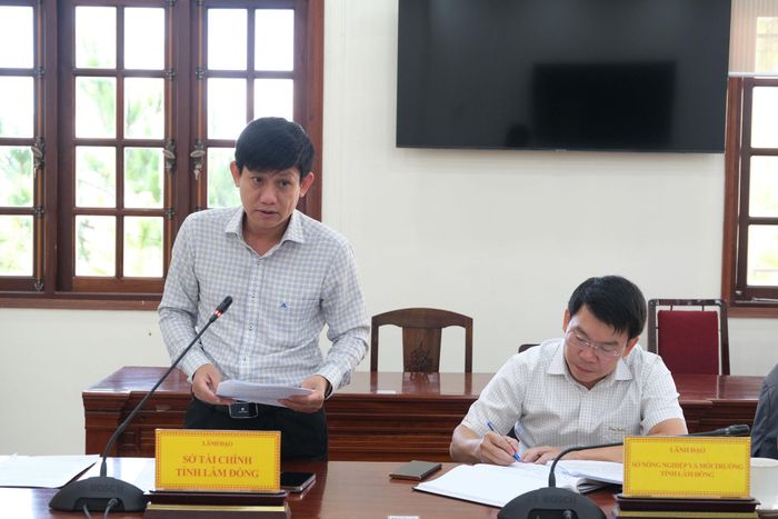 Đại diện Sở Tài chính nêu báo cáo tình hình triển khai