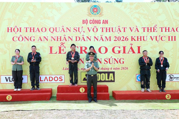 Ban Tổ chức trao giải cho các cá nhân có thành tích nổi bật trong các nội dung thi đấu