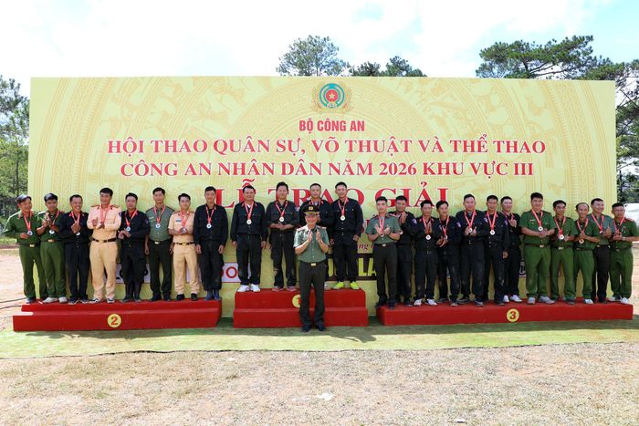 Ban Tổ chức trao giải cho các đoàn vận động viên nam đạt thành tích trong bài súng ngắn phối hợp điểm xạ súng tiểu liên AK