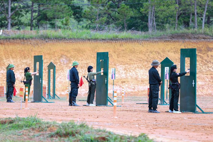 Các vận động viên tranh tài ở nội dung bài súng ngắn phối hợp điểm xạ súng MP5 trong Hội thao CAND tổ chức tại Lâm Đồng