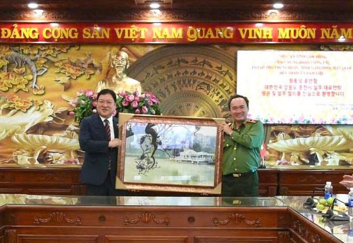 Công an tỉnh Lâm Đồng và Đoàn công tác thành phố Chuncheon, tỉnh Gangwon tặng quà lưu niệm