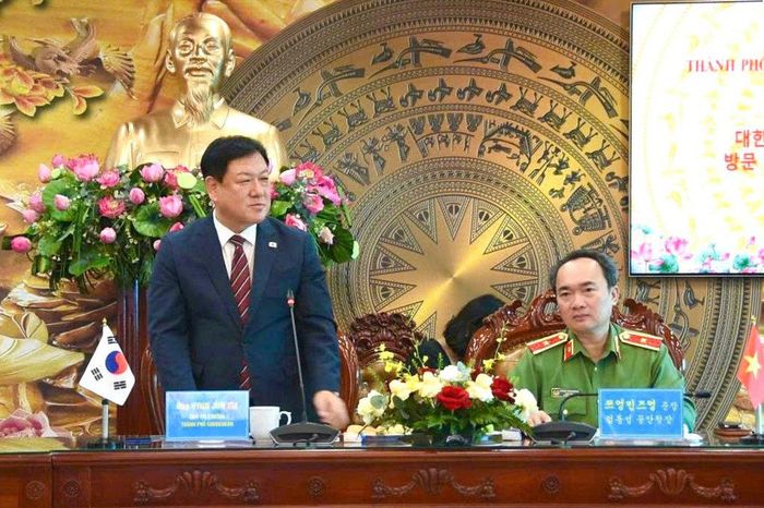 Ông Hyun Jun Tae, Phó Thị trưởng thành phố Chuncheon phát biểu tại buổi làm việc
