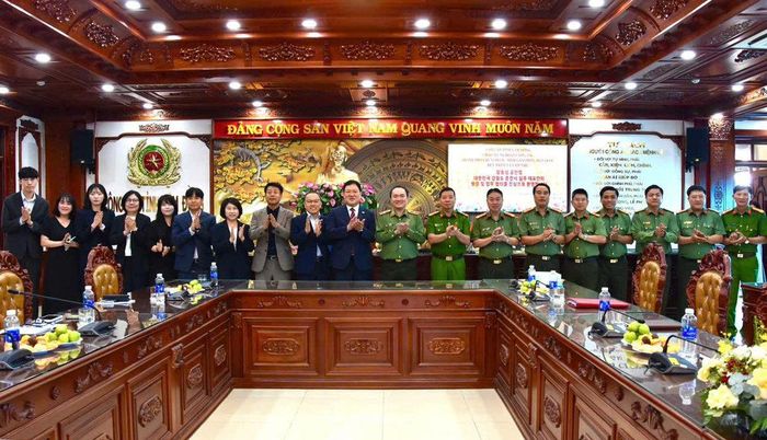 Đại biểu chụp hình lưu niệm tại buổi đón tiếp