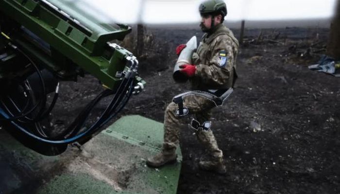 Binh sĩ Ukraine khuân vác đạn pháo. Ảnh: United24
