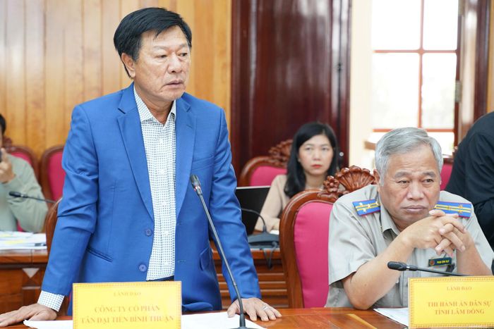 Lãnh đạo Công ty Cổ phần Tân Đại Tiền Bình Thuận báo cáo tại buổi làm việc