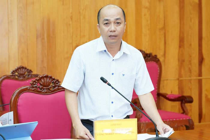 Đại diện lãnh đạo Ban Quản lý các khu công nghiệp tỉnh báo cáo tại buổi làm việc