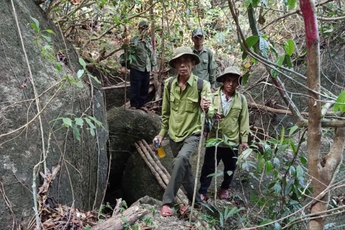 Các hộ nhận khoán tuần tra bảo vệ rừng