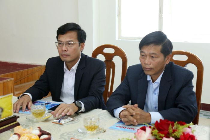 Đồng chí Đinh Văn Tuấn,Tỉnh ủy viên, Phó Chủ tịch UBND tỉnh và đồng chí Huỳnh Minh Hải, Phó Trưởng Ban Tuyên giáo và Dân vận Tỉnh ủy tham dự buổi thăm, chúc mừng