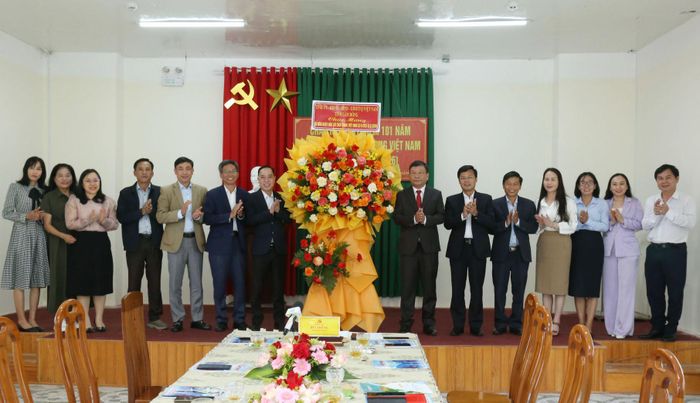 Đồng chí Bùi Thắng, Phó Bí thư Tỉnh ủy Lâm Đồng tặng lẵng hoa chúc mừng của Tỉnh ủy, HĐND, UBND, Ủy ban MTTQ Việt Nam tỉnh Lâm Đồng cho Hội Nhà báo tỉnh Lâm Đồng