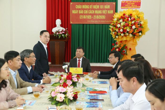 Đồng chí Lê Huy Toàn, Tỉnh ủy viên, Giám đốc Báo và Phát thanh, Truyền hình Lâm Đồng, Chủ tịch Hội Nhà báo tỉnh phát biểu tại buổi thăm, chúc mừng