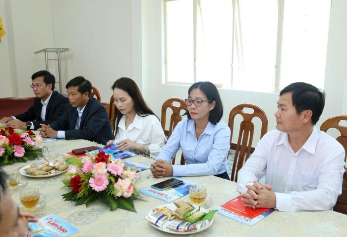 Đại diện các sở, ban, ngành tham dự buổi thăm, chúc mừng