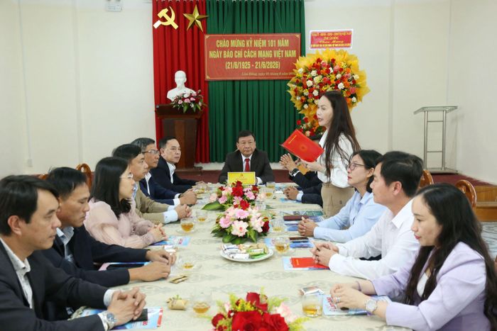 Quang cảnh buổi thăm, chúc mừng