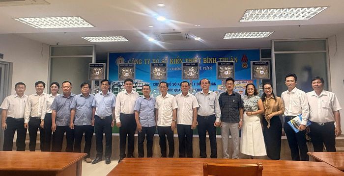 Đoàn công tác của Công ty TNHH MTV Xổ số kiến thiết Bến Tre tham quan hệ thống quay số tự động của Công ty TNHH Xổ số kiến thiết Bình Thuận
