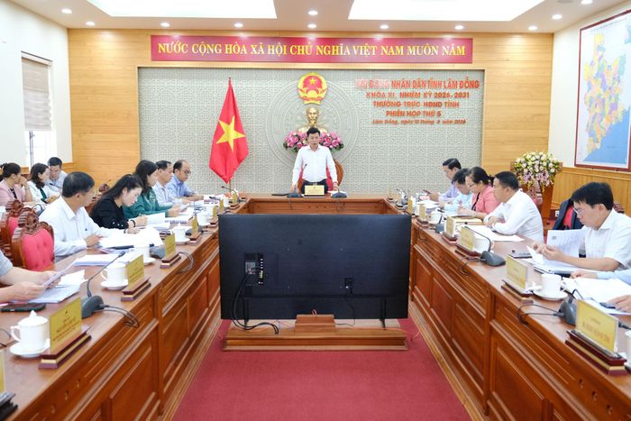 Quang cảnh phiên họp
