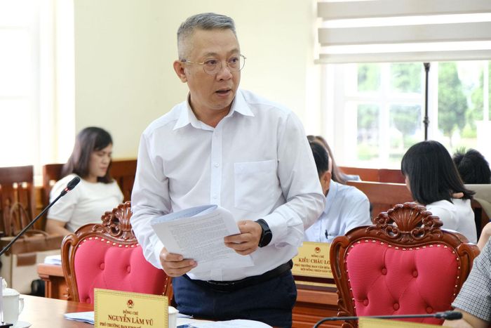 Đồng chí Nguyễn Lâm Vũ, Phó Trưởng Ban Kinh tế - Ngân sách HĐND tỉnh thông qua các tờ trình tại phiên họp