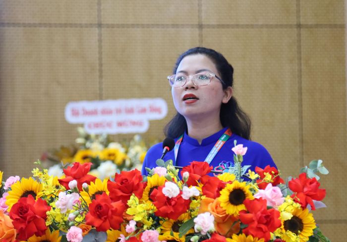 Phó Bí thư Tỉnh Đoàn, Chủ tịch Hội LHTN Việt Nam tỉnh Lâm Đồng H'Hồng phát biểu tại Phiên làm việc thứ nhất