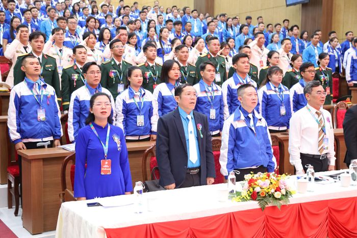 Các đại biểu thực hiện nghi lễ chào cờ