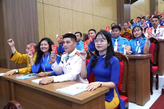 Các đại biểu biểu quyết tại đại hội