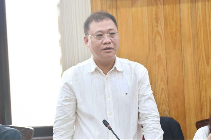 Phó Giám đốc Báo và Phát thanh, Truyền hình Lâm Đồng Bùi Thanh Quang báo cáo tiến độ dự án do đơn vị làm chủ đầu tư tại cuộc họp