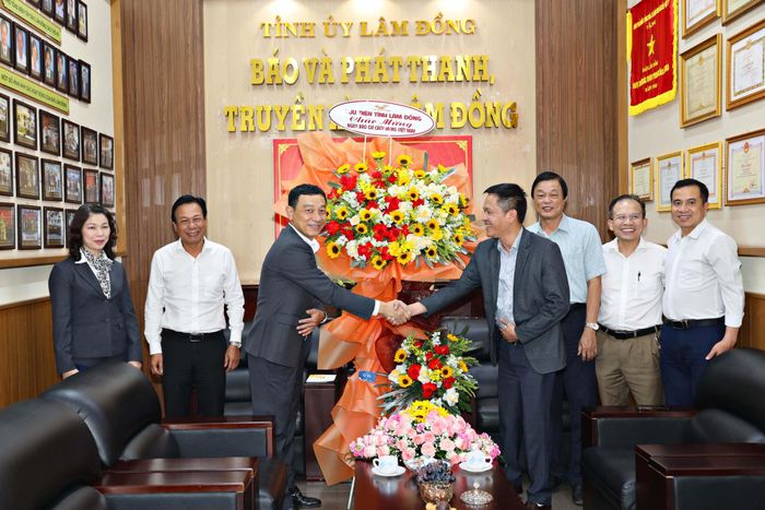 Đại diện Bưu điện tỉnh Lâm Đồng thăm, chúc mừng Báo và PTTH Lâm Đồng