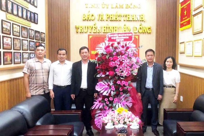 Trung tâm Xúc tiến Đầu tư, Thương mại và Du lịch tỉnh tặng hoa chúc mừng Báo và PTTH Lâm Đồng